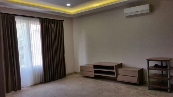 Rumah Disewakan Fully Furnished Plus Kolam Renang di Taman Beverly Lippo Cikarang